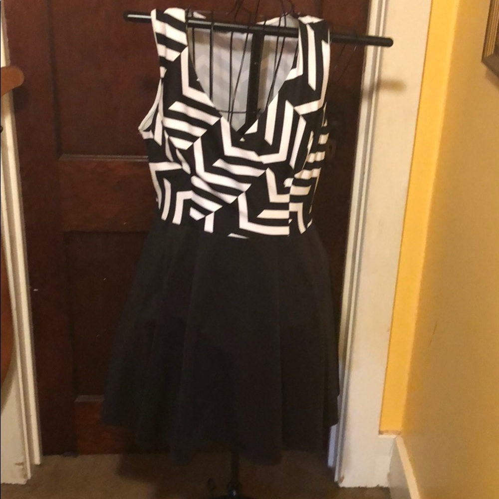 Fashion to figure black and white dress size 0